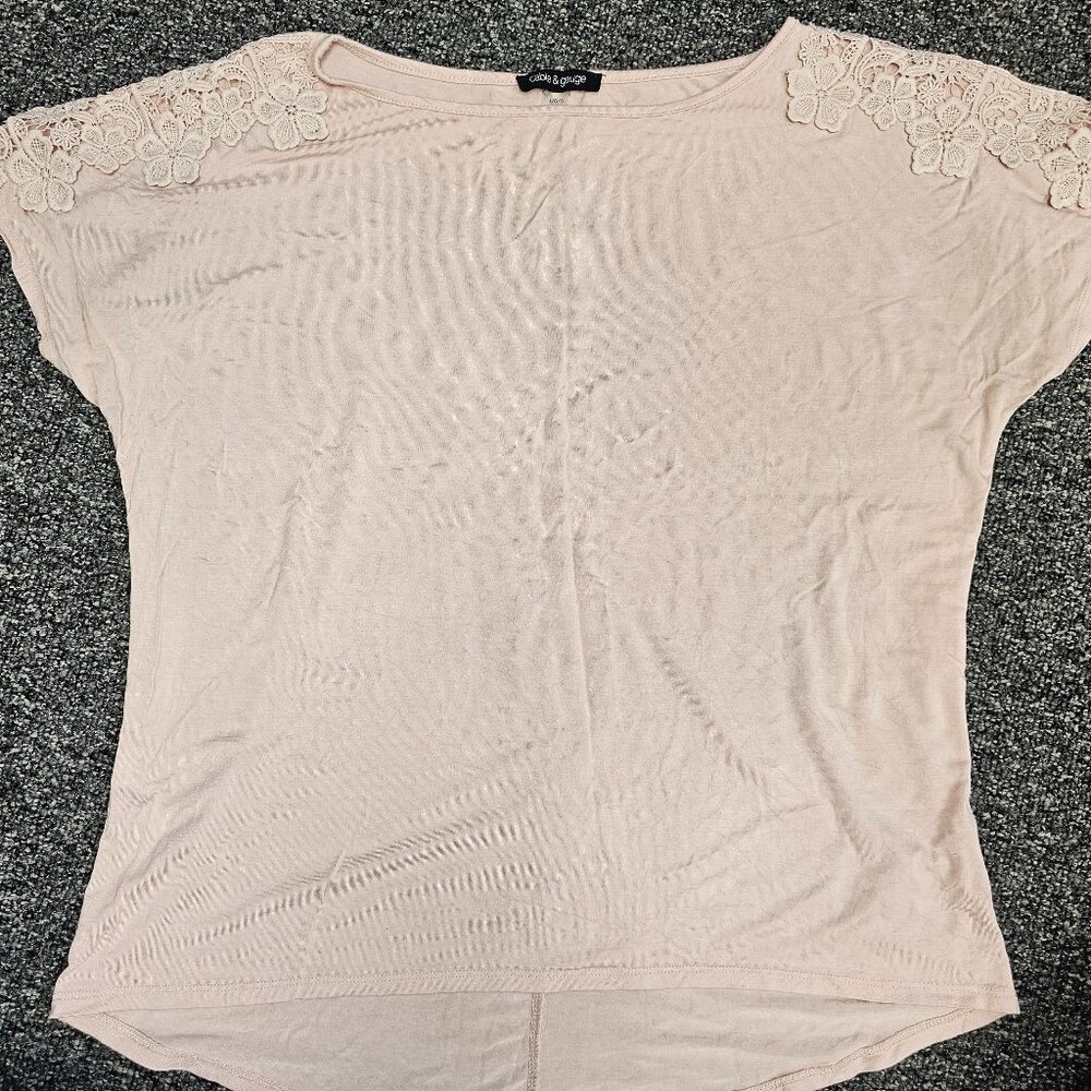 BOGO🎀 Cable & Gauge Pink Split Sleeve with Lace accent- Size Large